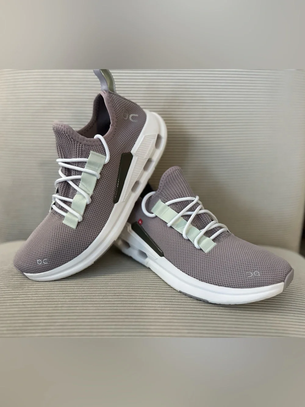 On Running Women’s Cloudeasy in the 'Heron Aloe' - size 9